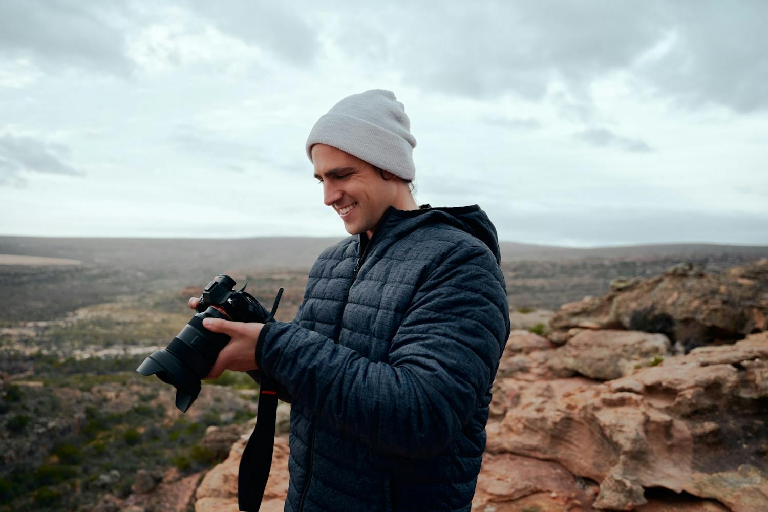 Mann med kamera og stort objektiv.